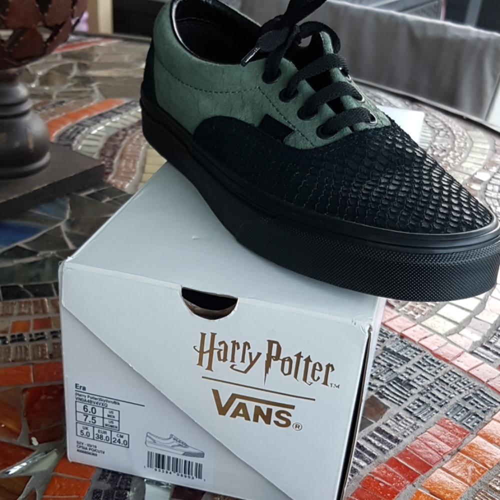 Harry Potter Slytherin Vans sz Mens6/ Womens 7.5